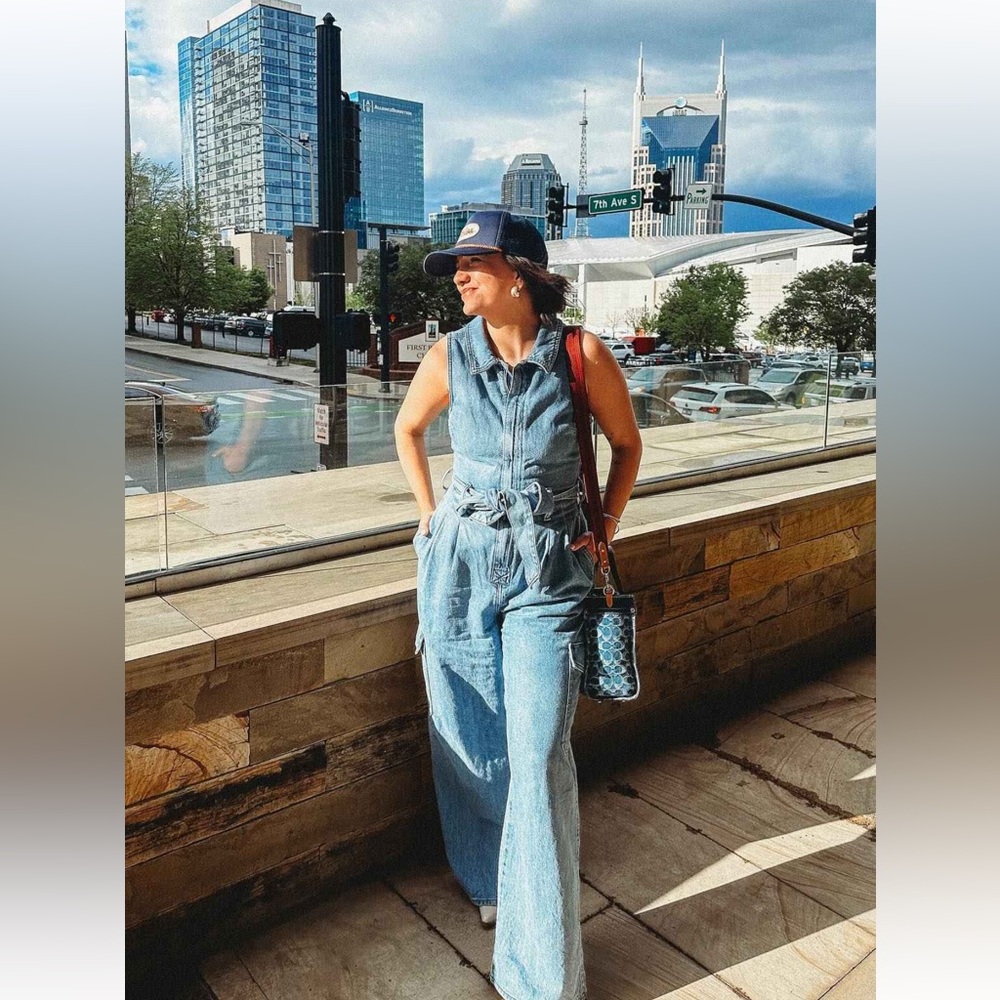 Denim chambray jean jumpsuit romper overall. Universal thread. Size 4.